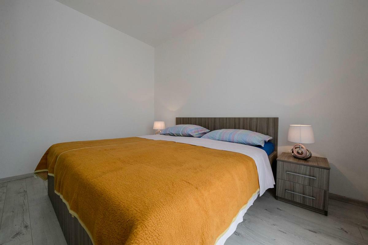 Apartman Jasmina Banjol Exteriör bild