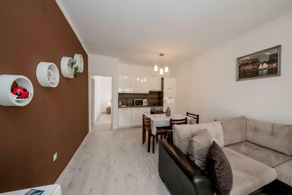 Apartman Jasmina Banjol Exteriör bild
