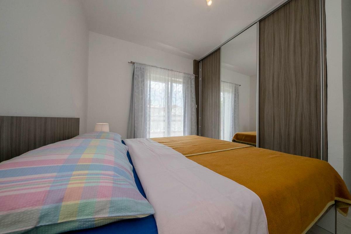 Apartman Jasmina Banjol Exteriör bild